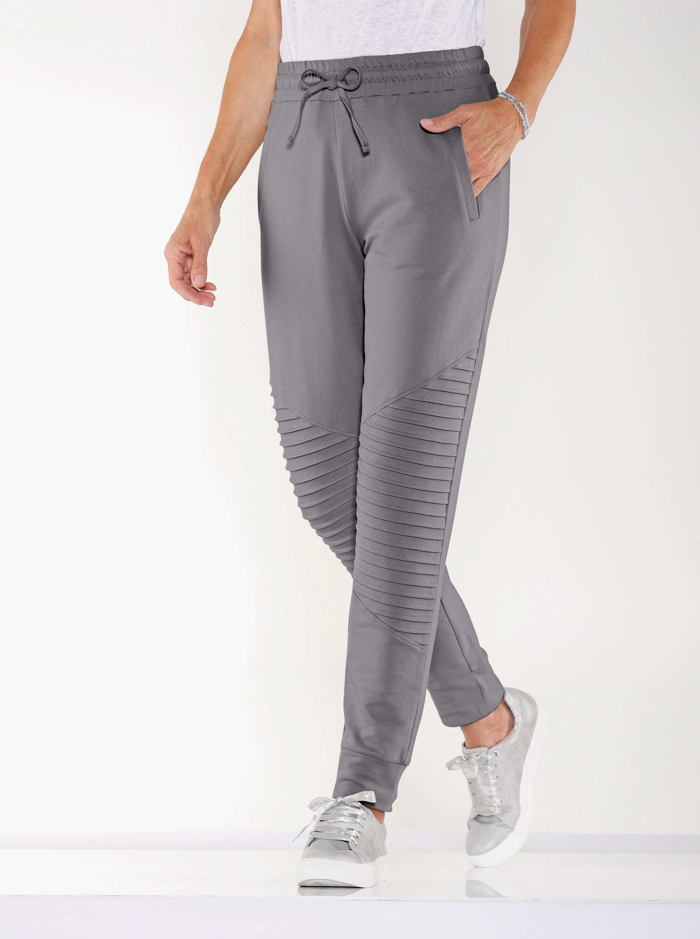 Schlupfhose mit Biesenverzierung