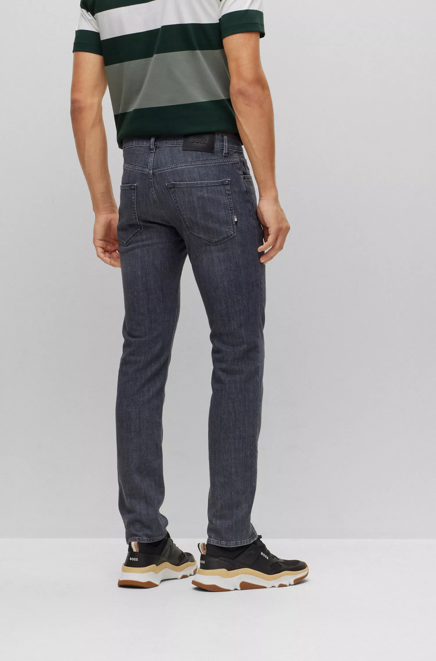 Calça jeans BOSS preta, corte regular, em denim cinza com elasticidade para maior conforto.