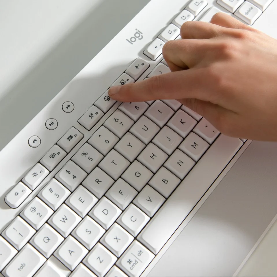 Logitech - Signature K650 Keyboard ( Nordic ) - Off White