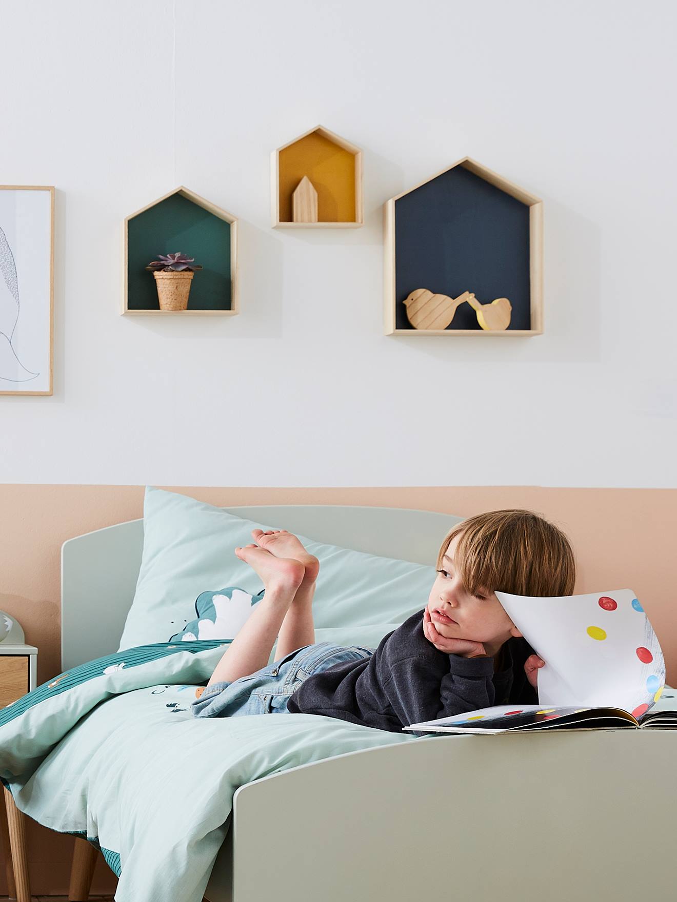 Conjunto de 3 prateleiras de madeira multicoloridas em formato de casa.