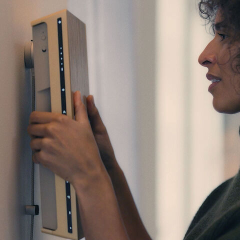 B&O Beosound Level Wall Bracket – ophangsysteem met draadloze oplader