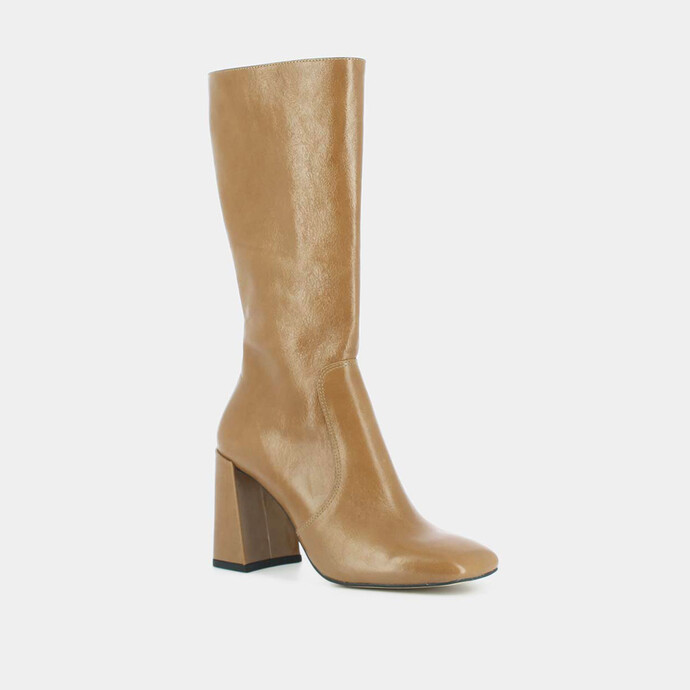 Bottes à talons et bouts carrés  en cuir brillant cannelle