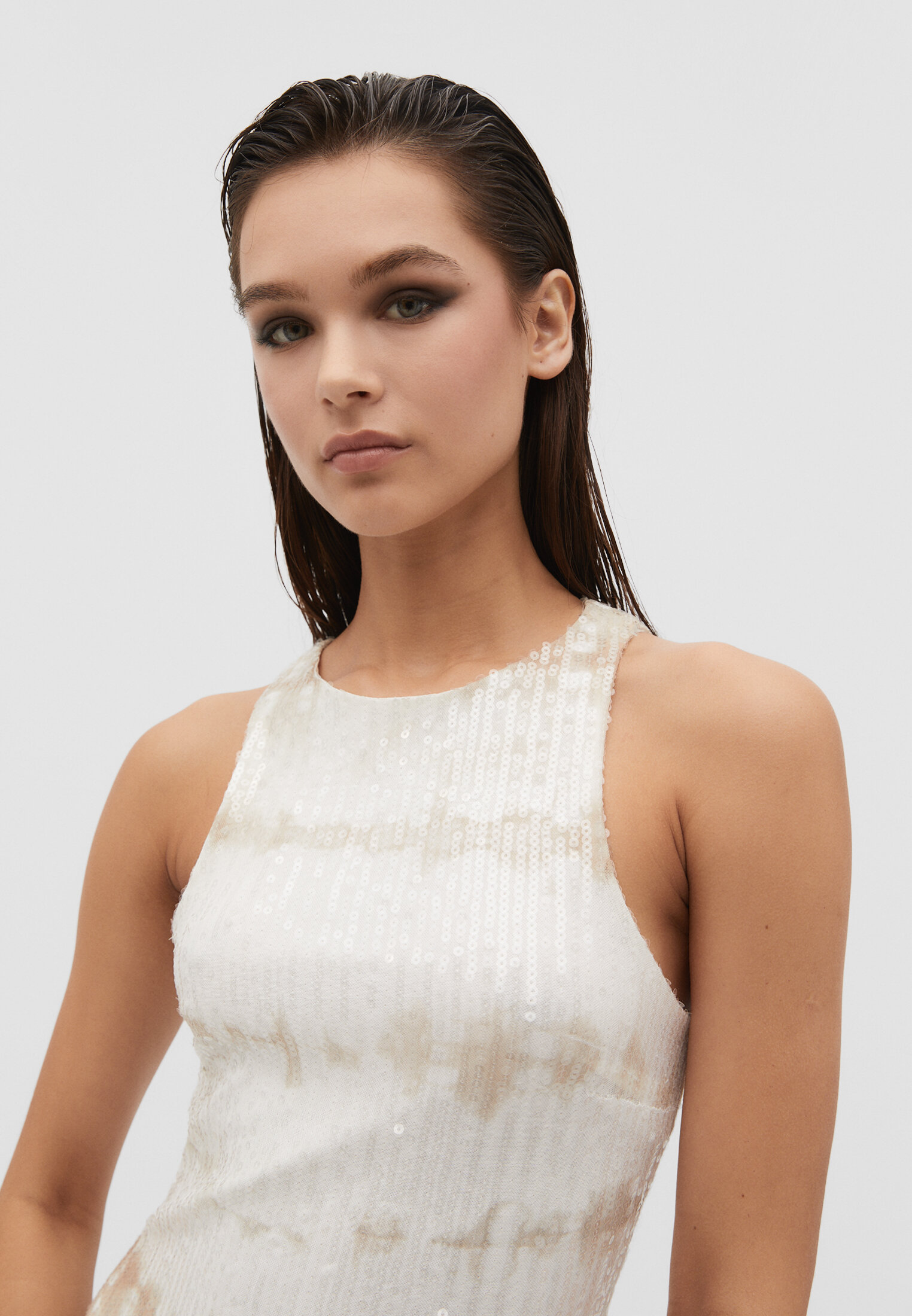 Vestido longo com decote halter e estampa de lantejoulas