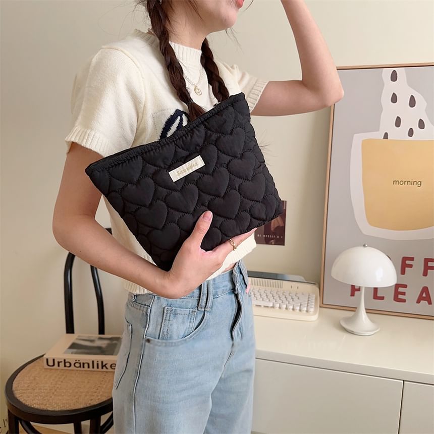 Bitabis - Gewatteerde make-uptas / clutch met letters en hartjesmotief