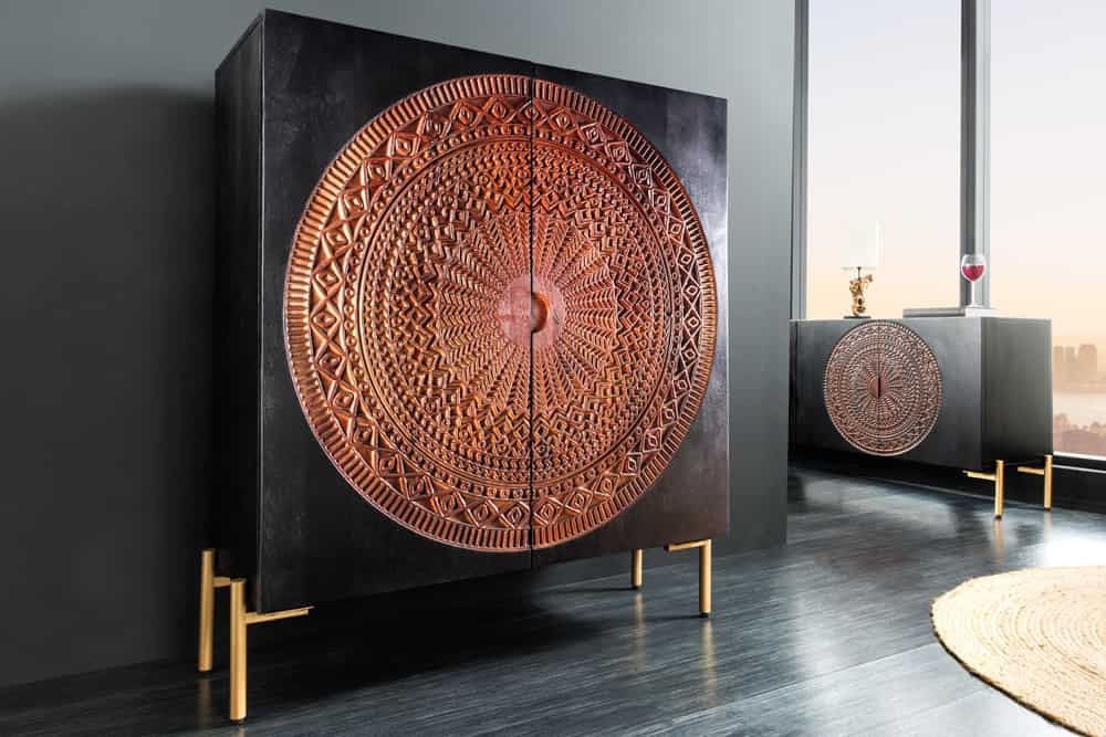 Massives Highboard MANDALA 120cm Mangoholz mit 3D Schnitzereien schwarz goldene Füße