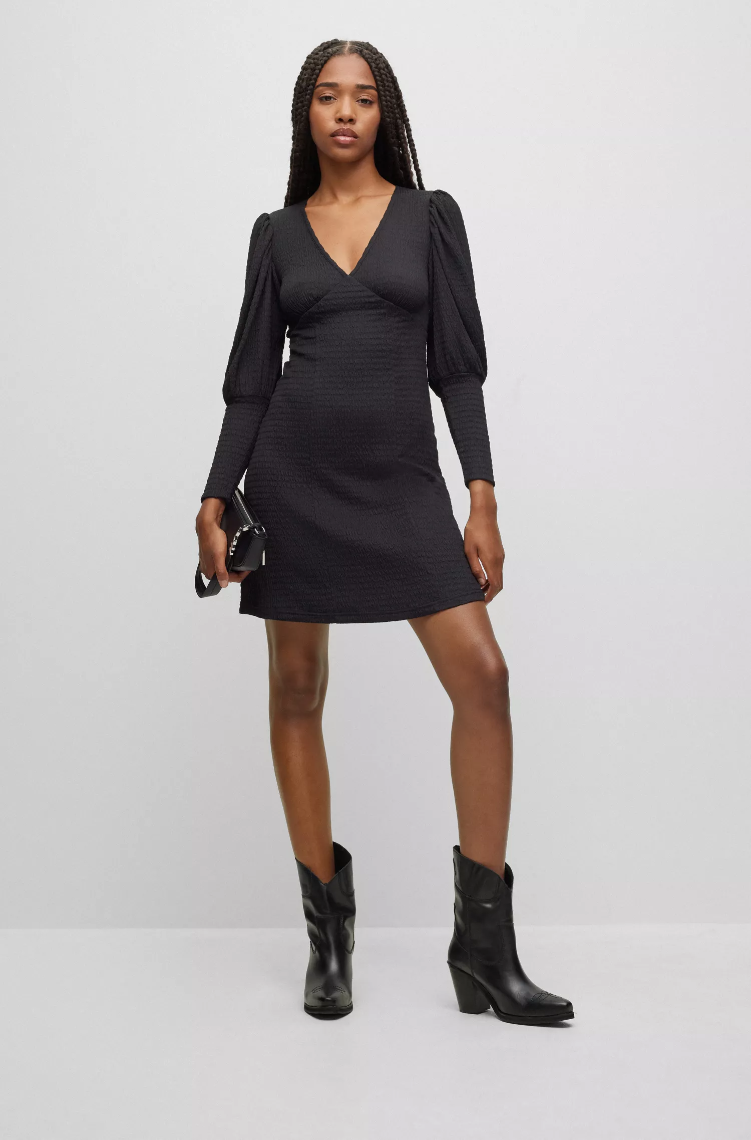 Vestido HUGO vermelho com mangas bufantes e saia evasê.