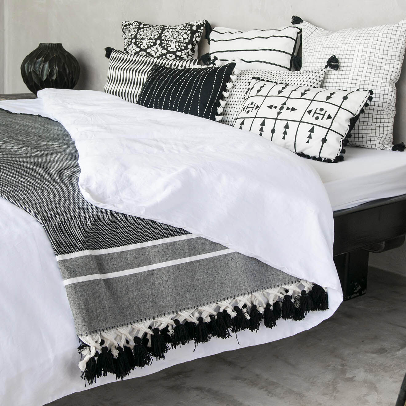 Febronie Plaid Stockholm Chevron Pompon Losange noir