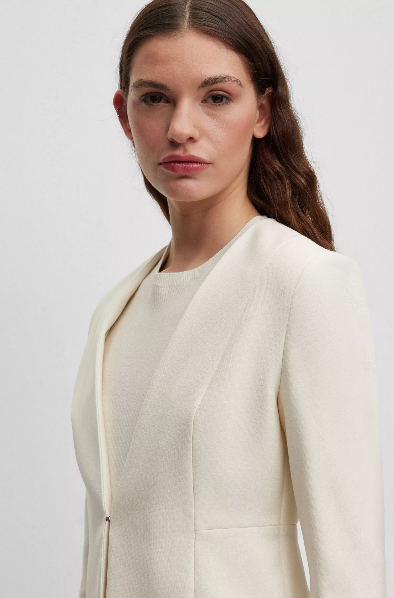 Jaqueta cropped BOSS preta, corte slim, sem gola.