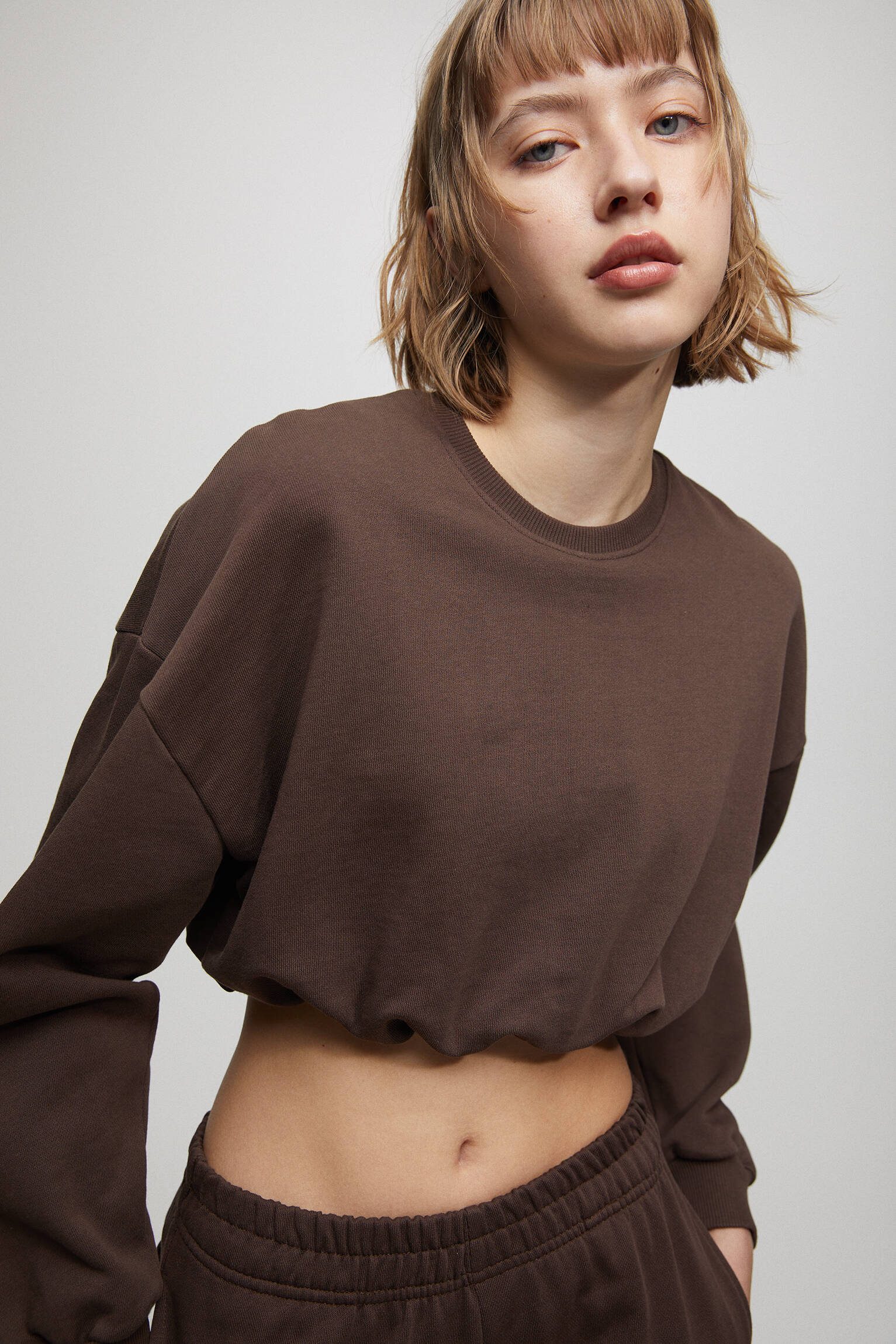 Blusa cropped com cintura elástica - Chocolate