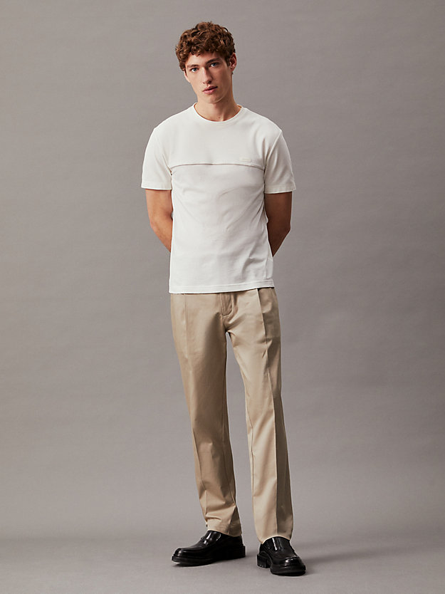 Camiseta com borda texturizada