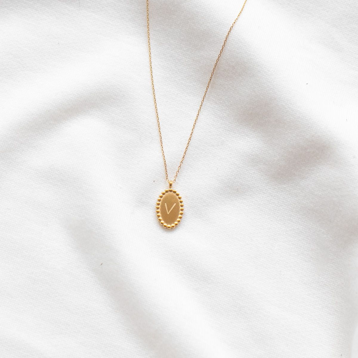 Collier médaillon gravé lettre alphabet