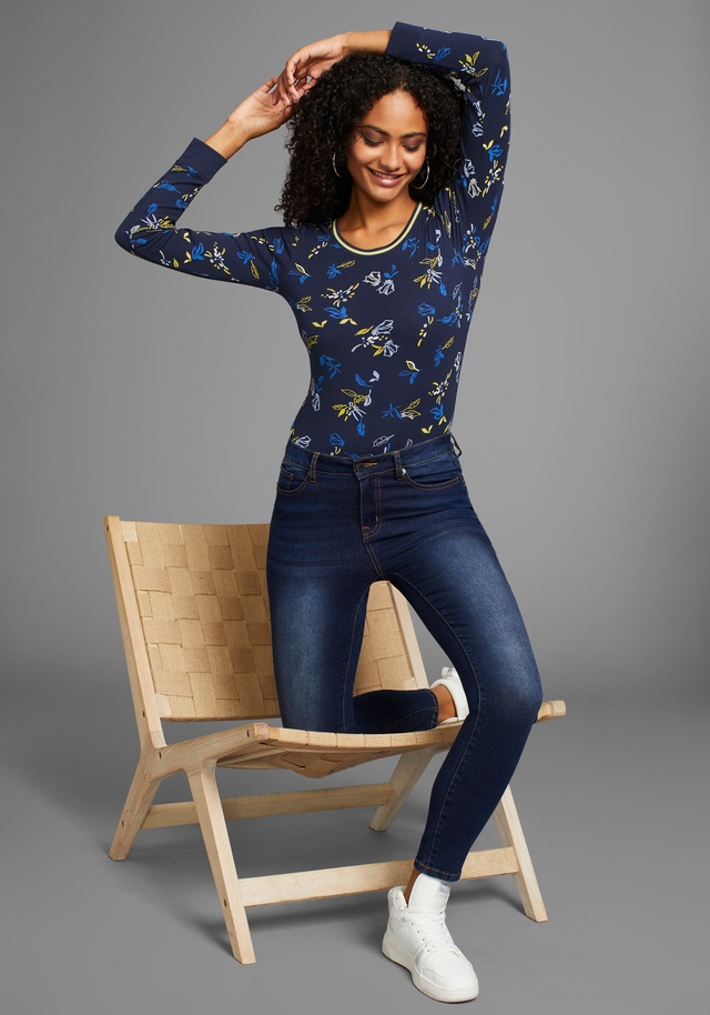 KangaROOS Langarmshirt , mit Allover-Print und Kontrastdetails