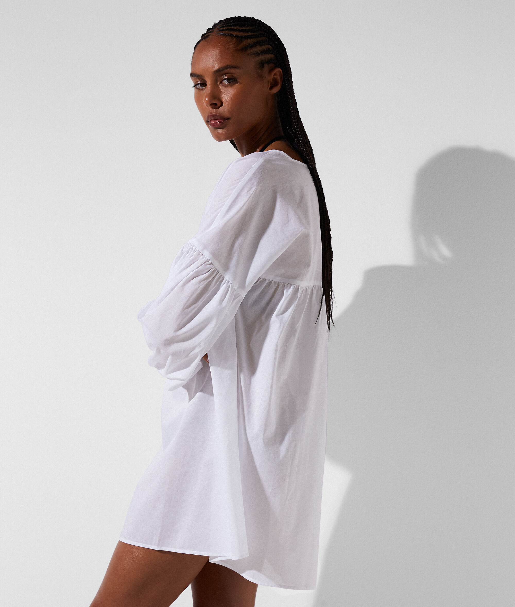 ROBE DE PLAGE À ENCOLURE EN V EMBLÉMATIQUE DU STYLE KARL