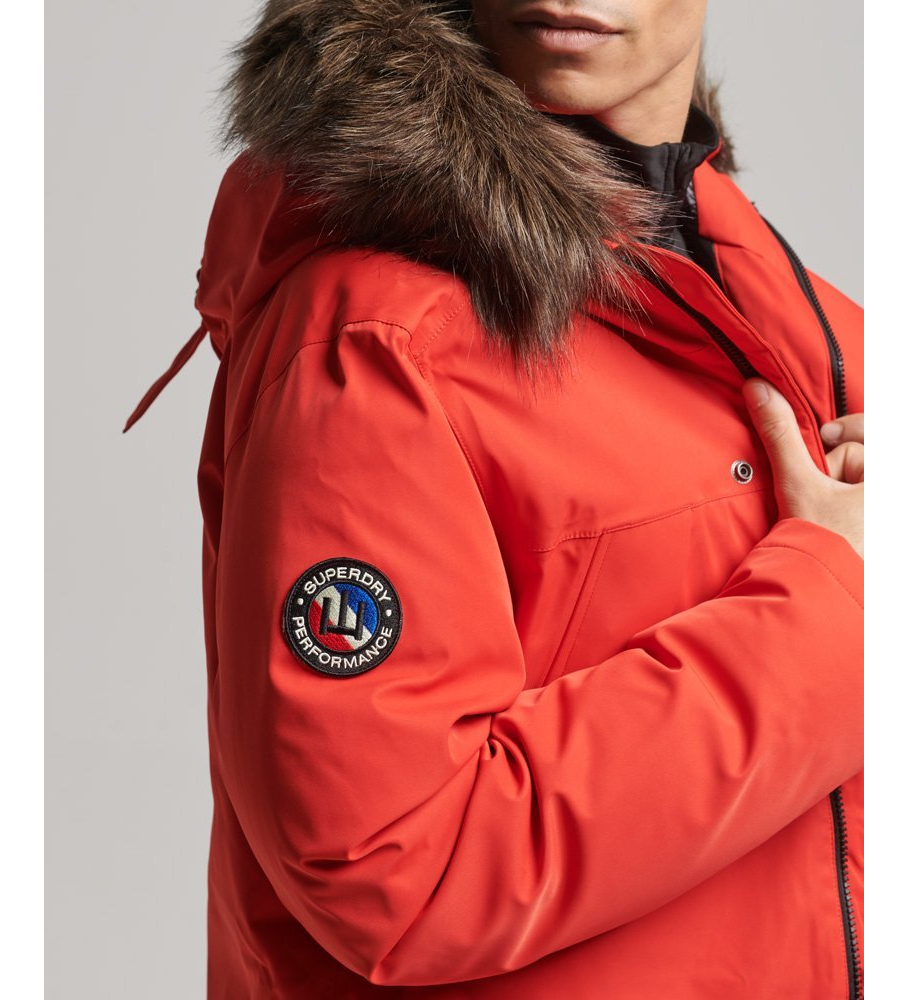 Casaco parka de penas vermelhas Superdry Everest para neve.