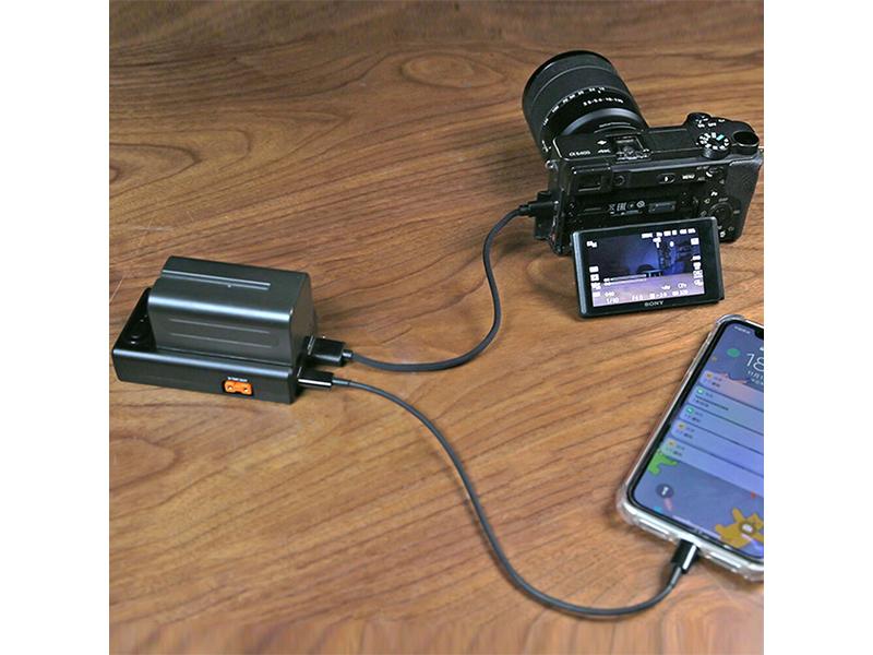 Ulanzi Ladegerät NP-F01 Ulanzi NP-F01 Multifunktionales Akku-Ladegerät/Netzteil für Sony L-Serie, AC, Chemie-Li-Ion, 1 Position, W/O-Ausgang, USB, Quick Charge