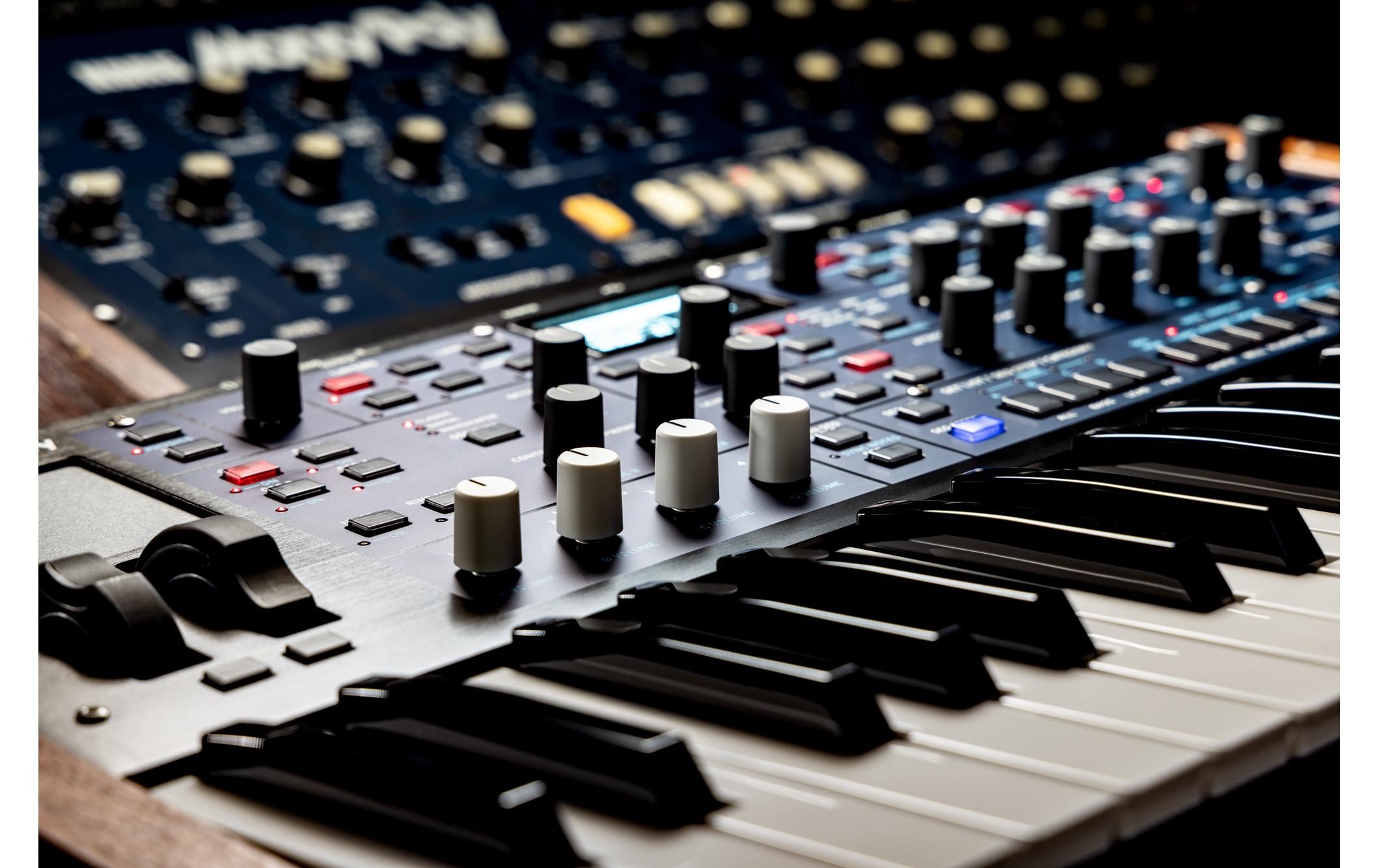Synthesizer multi/poly<br>Analog Modeling Synthesizer