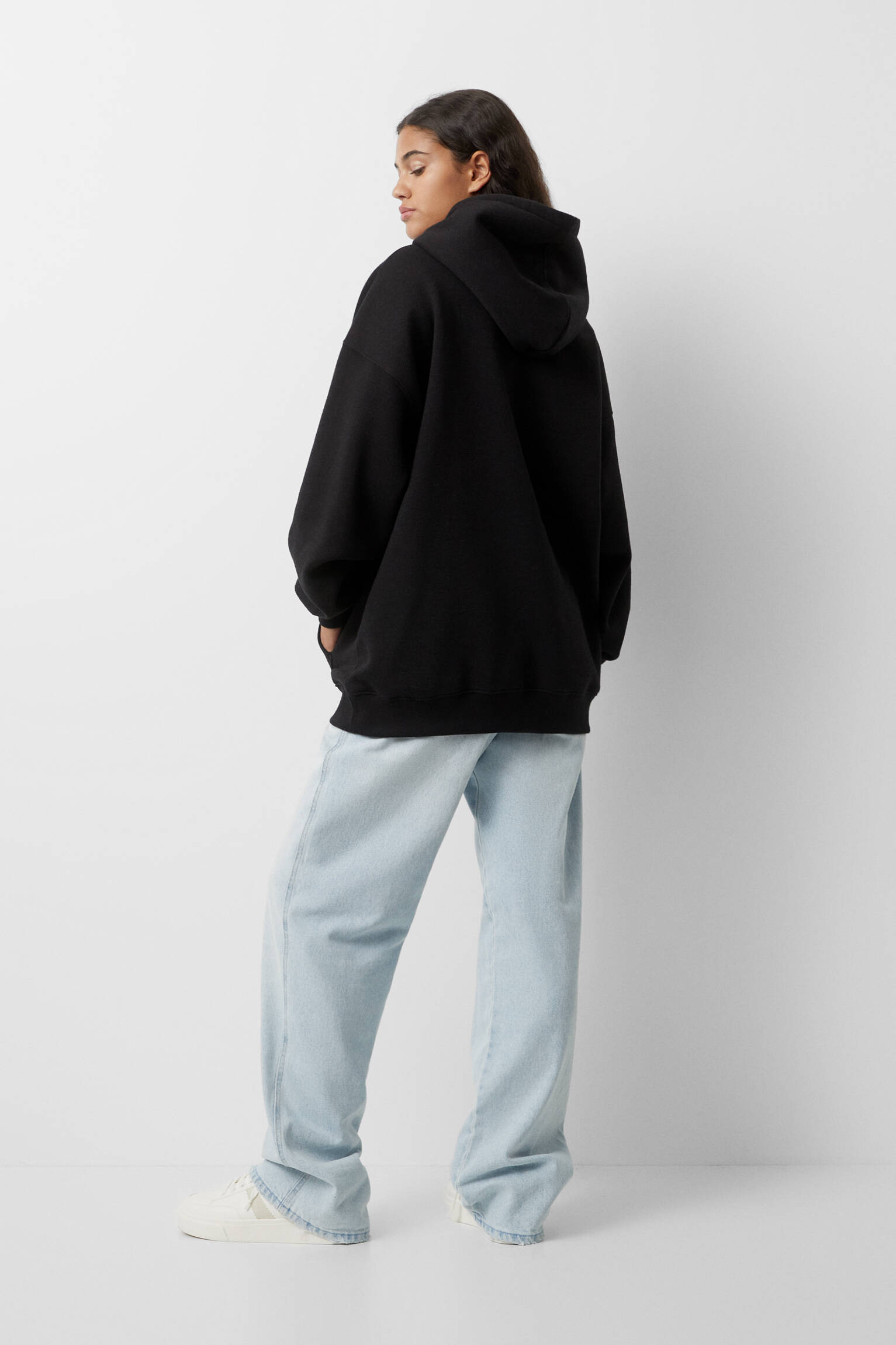 MOLETOM COM CAPUZ OVERSIZED - PRETO