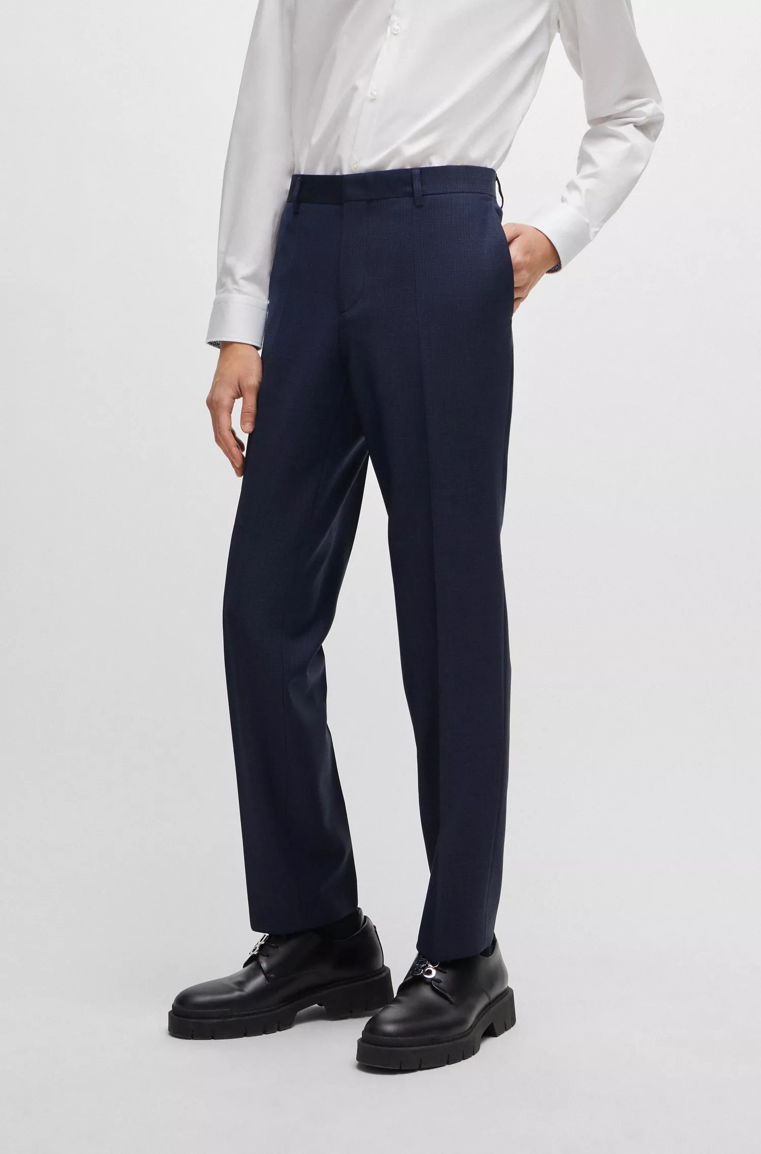 Terno HUGO vermelho, corte slim, em lã elástica estampada.