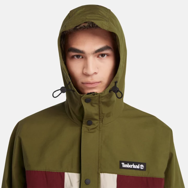 Jaqueta anorak impermeável masculina na cor verde.