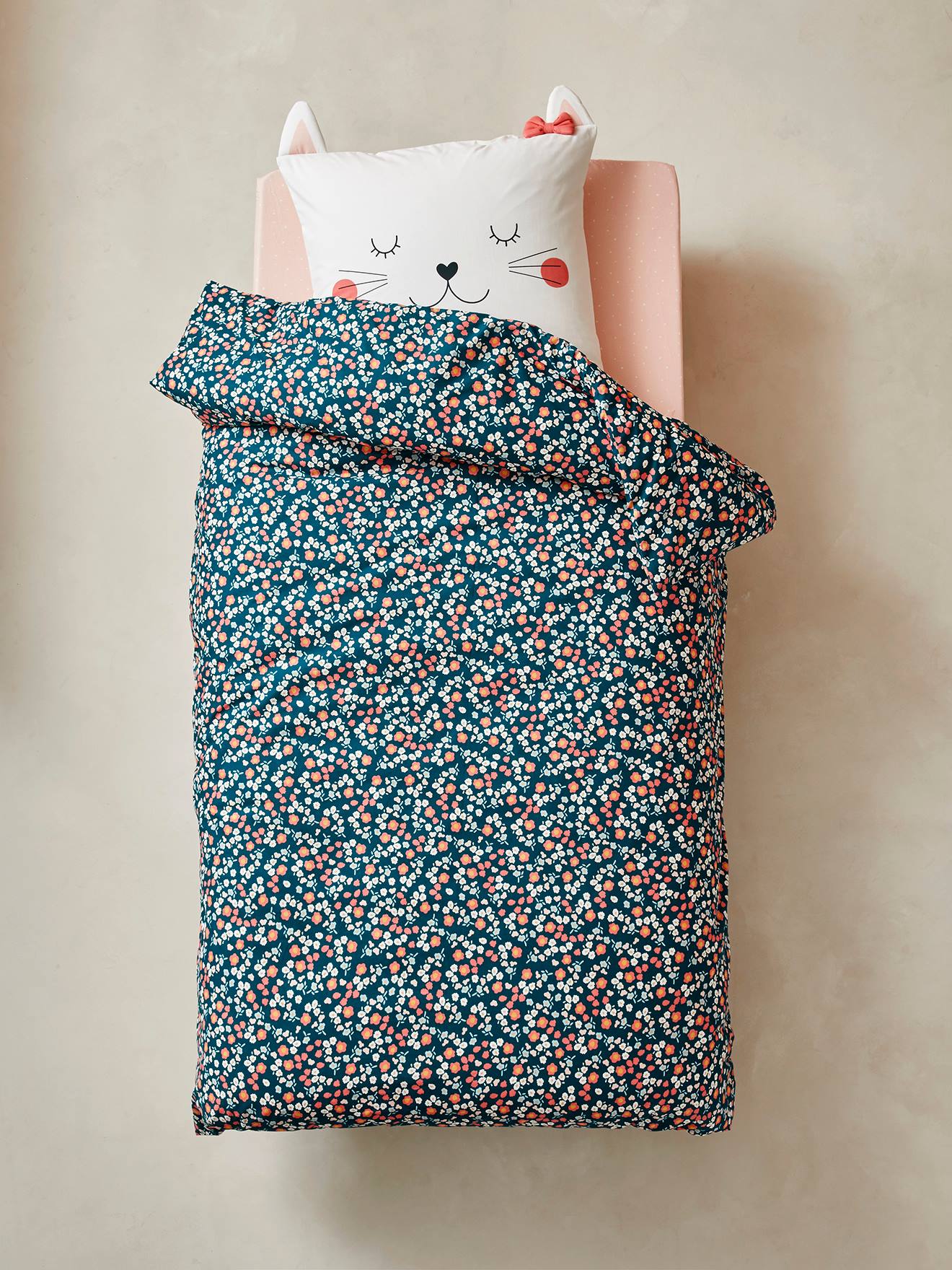 Conjunto infantil Chat Waou com capa de edredom e fronha, azul escuro liso com estampas.