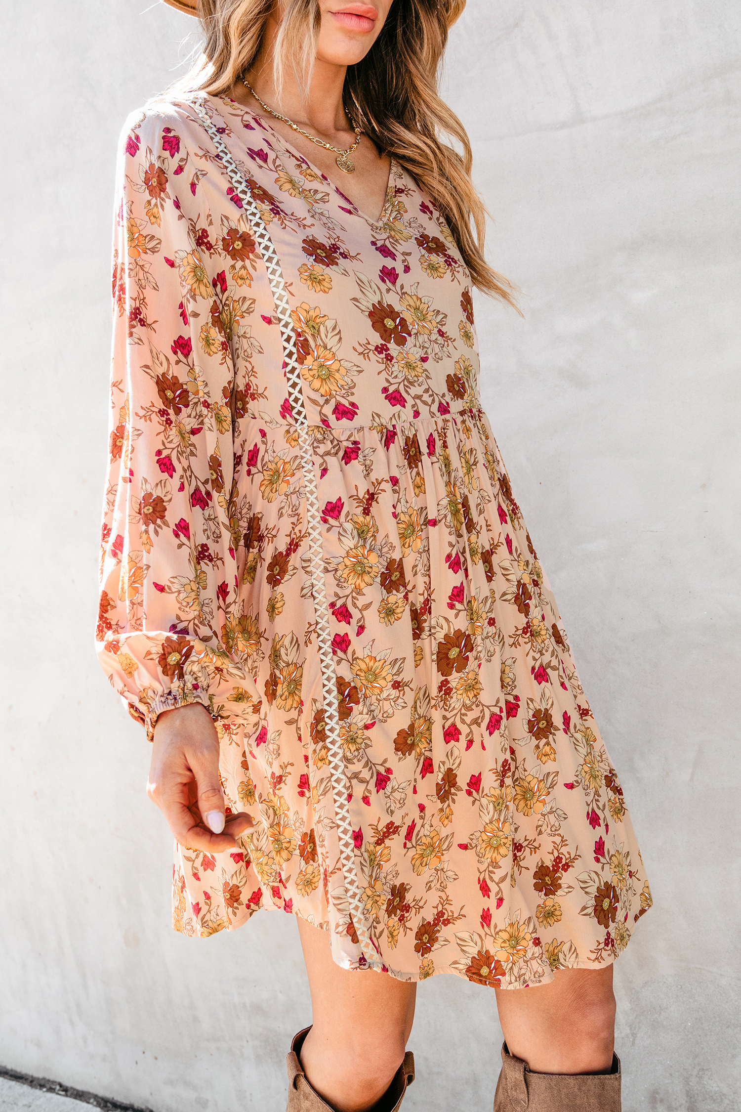 Robe fluide à imprimé floral et bordures en dentelle