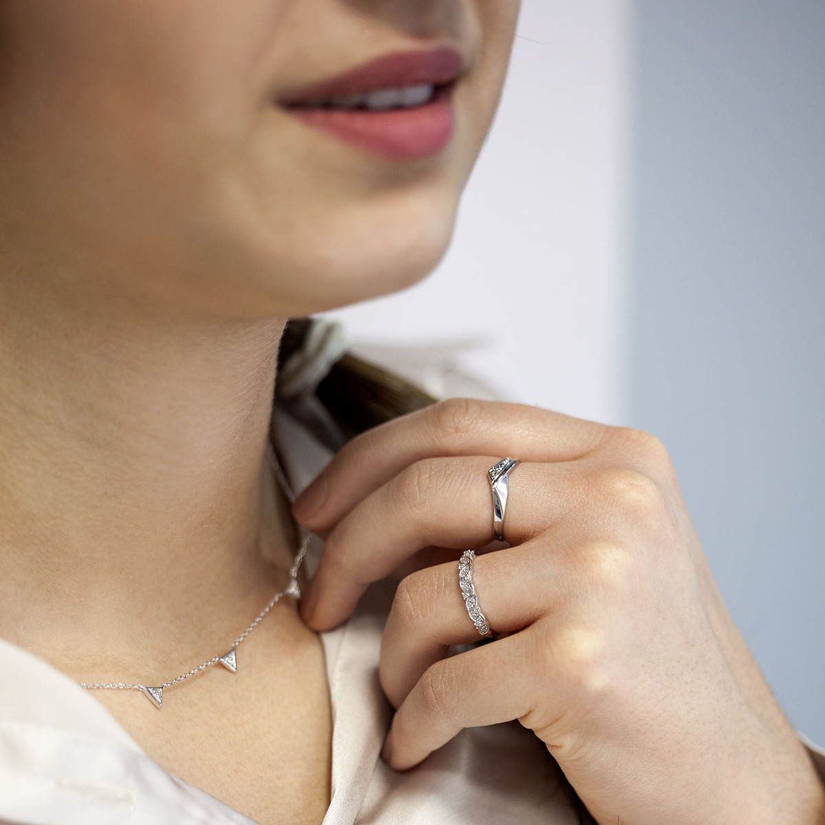 Collier or blanc 375, motif triangle, diamants. Longueur 45 cm.