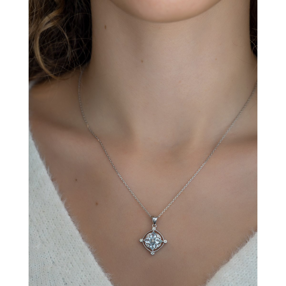 Collier Pendentif Or Blanc Médaillon Aigue-Marine et Diamants - Bijou d'Exception pour un Anniversaire Inoubliable | Aden