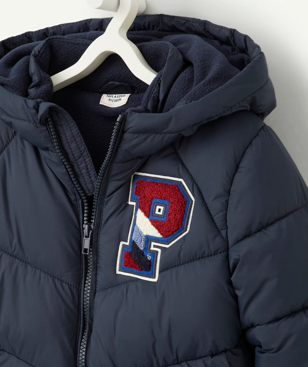 DOUDOUNE À CAPUCHE GARÇON EN REMBOURRAGE RECYCLÉ AVEC PATCH