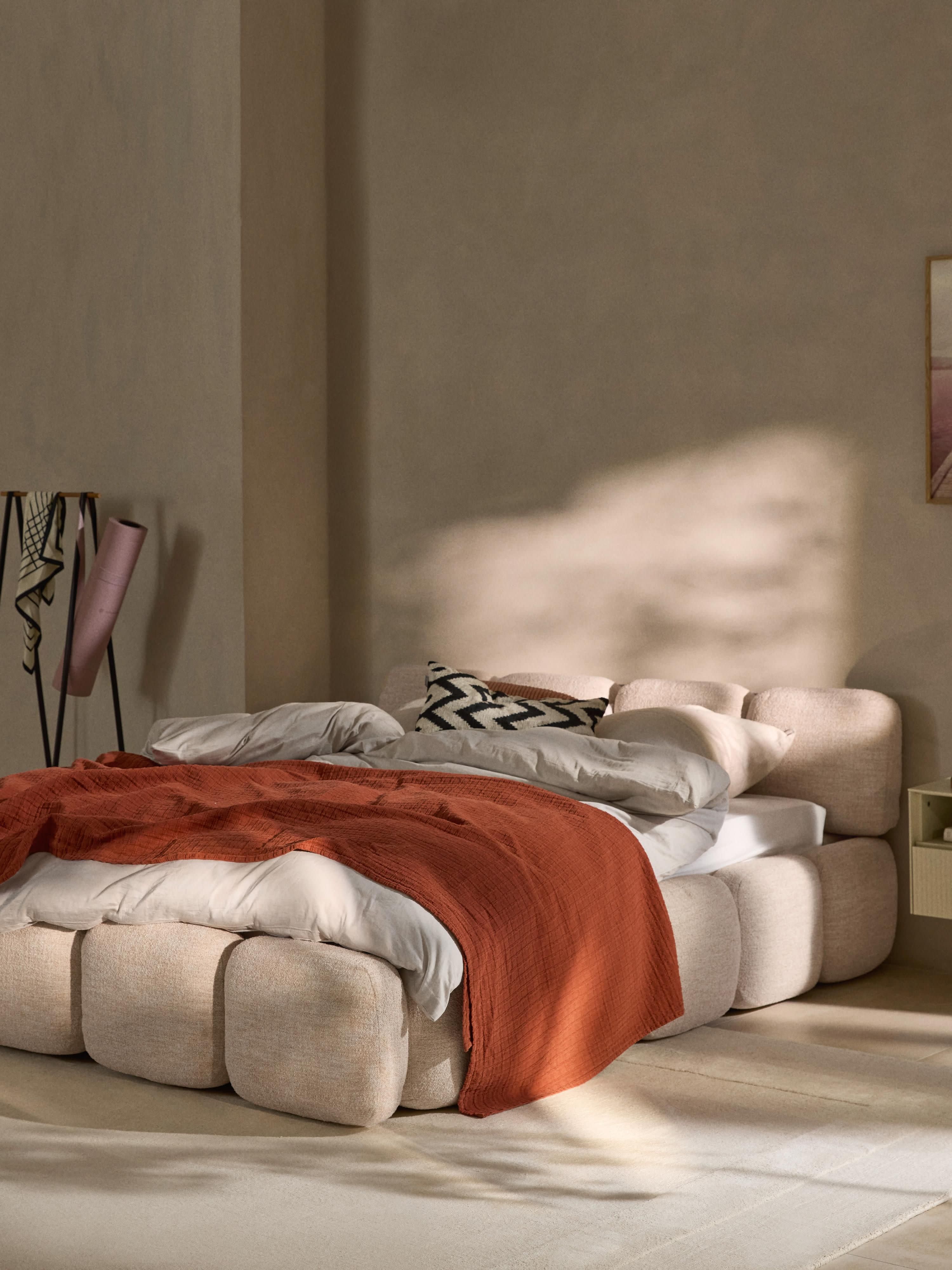 Gestoffeerd bed Tayla van bouclé met opbergruimte