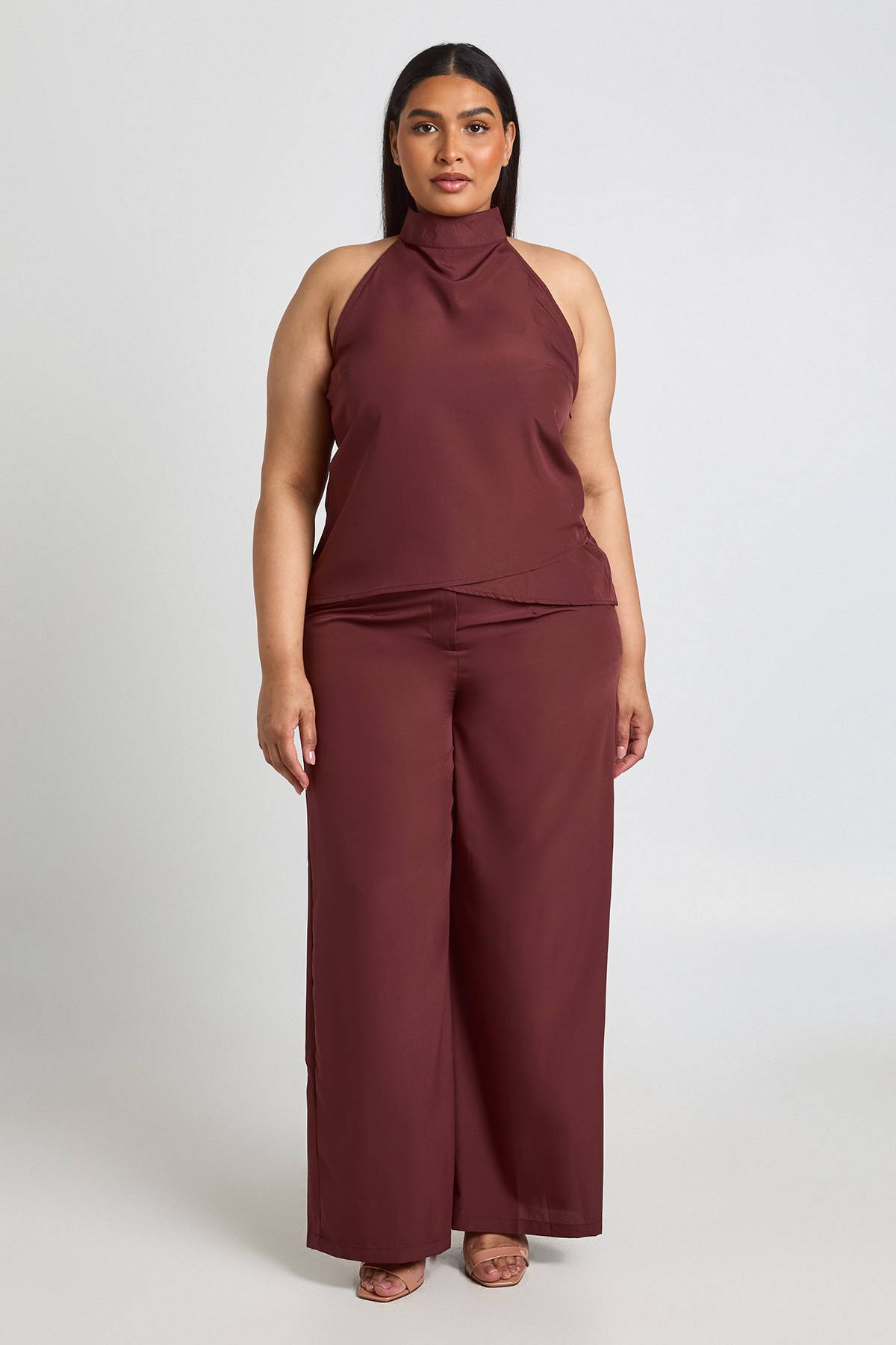 boohoo Ensemble Grande Taille Haut Dos Nu Col Montant Et Pantalon Large En Crêpe