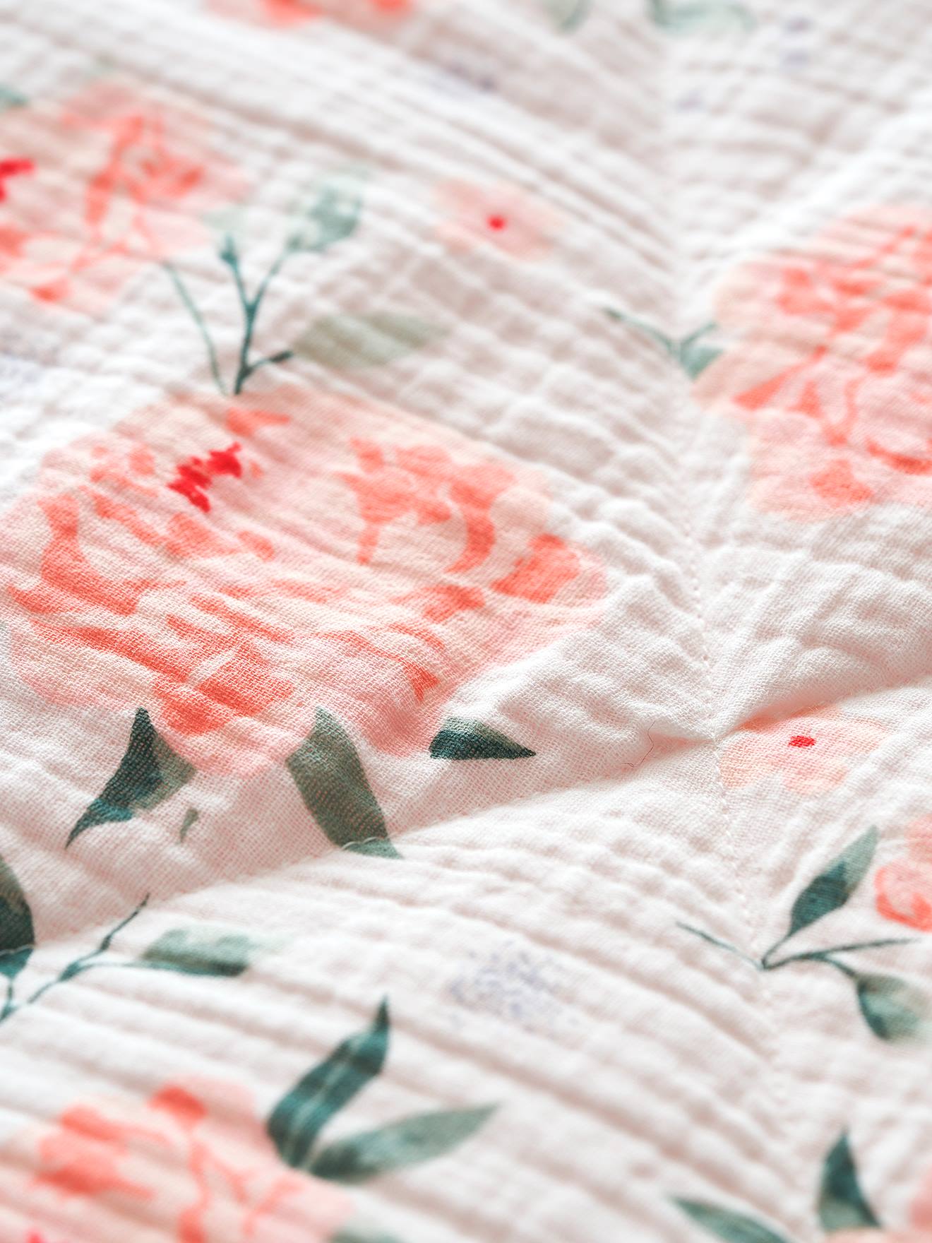 Manta de bebê em gaze de algodão tricotada, lisa, rosa claro com estampas.