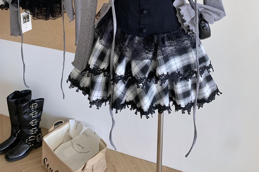 Dute - Set: haltertop met ruches en kant + effen vest met strik aan de voorkant + geruite mini-A-lijn rok met hoge taille en ruches