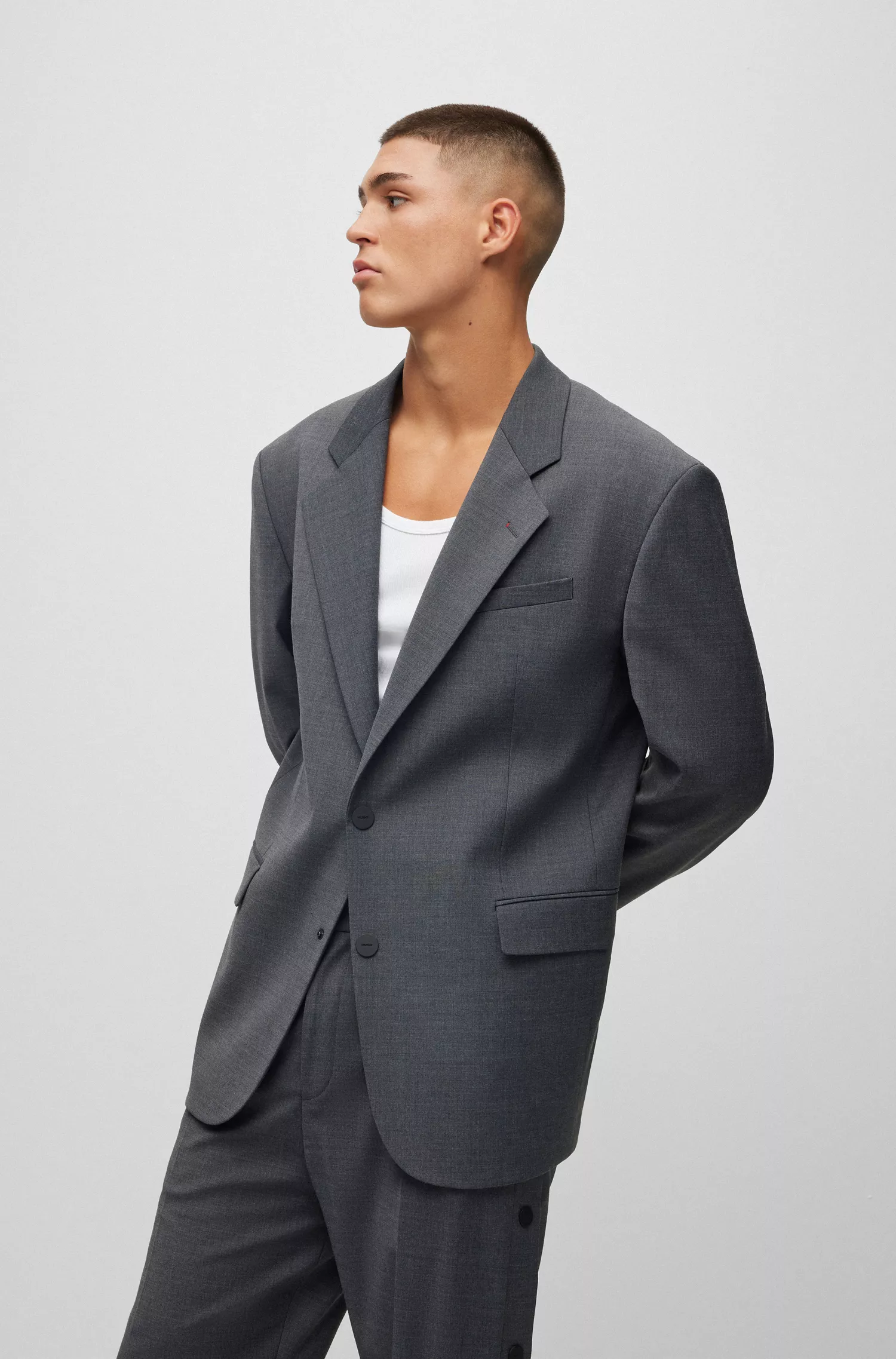 Jaqueta HUGO vermelha, modelagem oversized, em tecido elástico de alta performance.