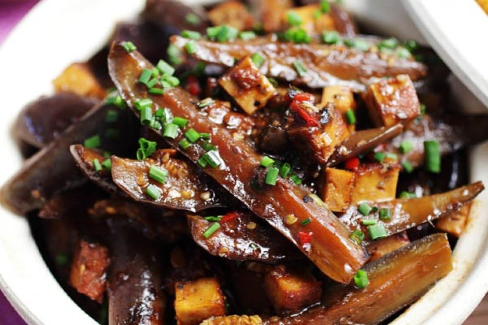 Zoete zijdezachte soja-aubergines in Chinese kleipot