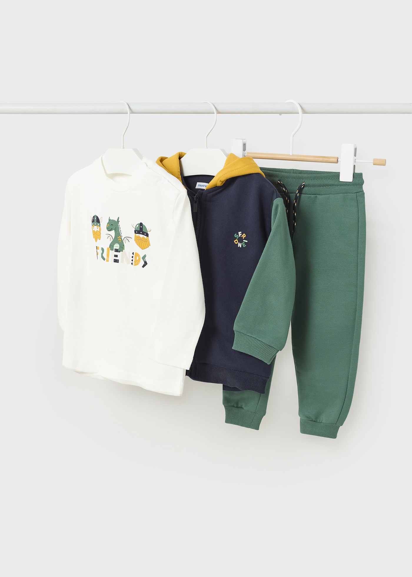 Conjunto de moletom de 3 peças com camiseta infantil