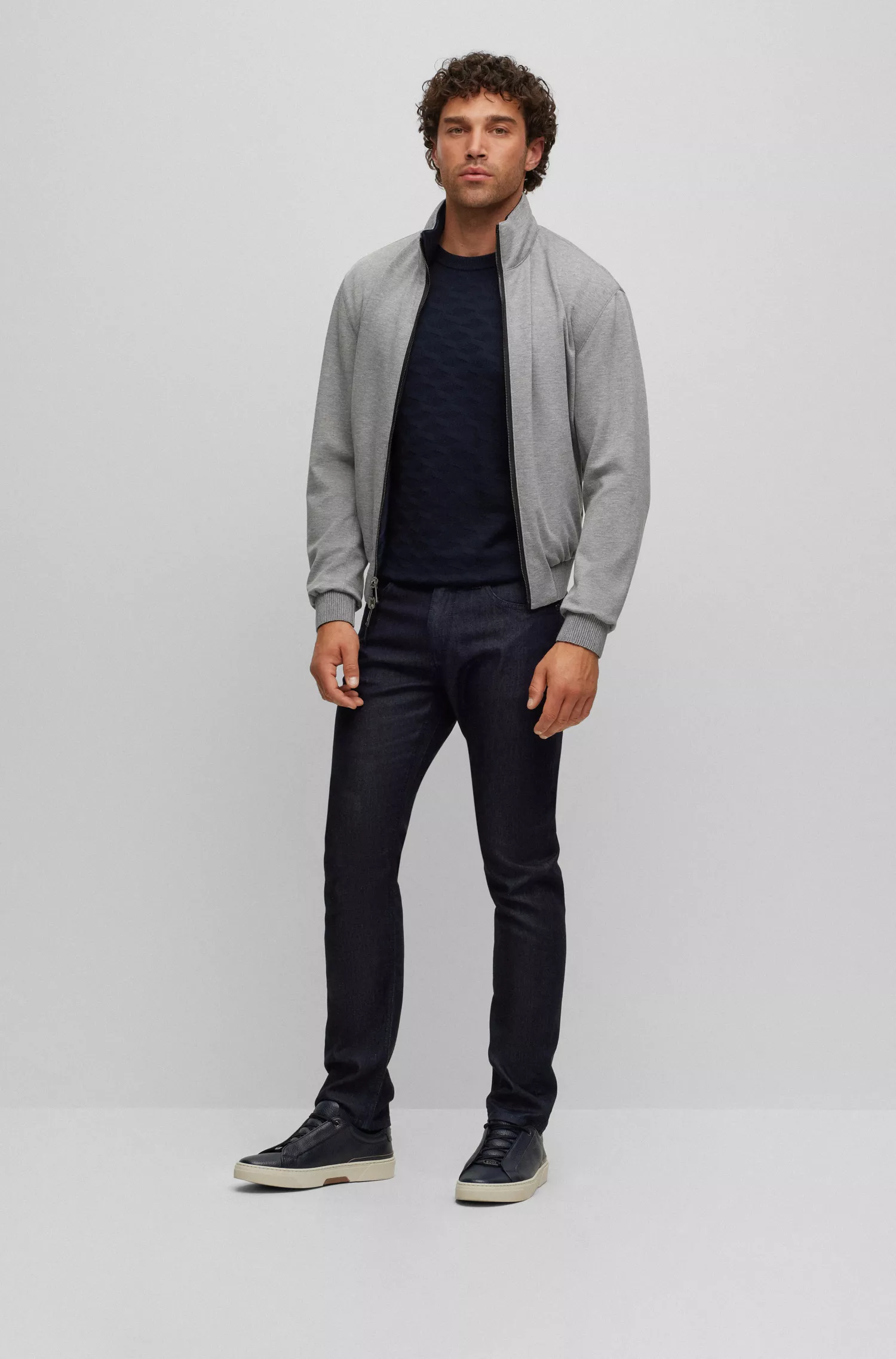 Suéter BOSS em seda cor camelo com estampa jacquard.