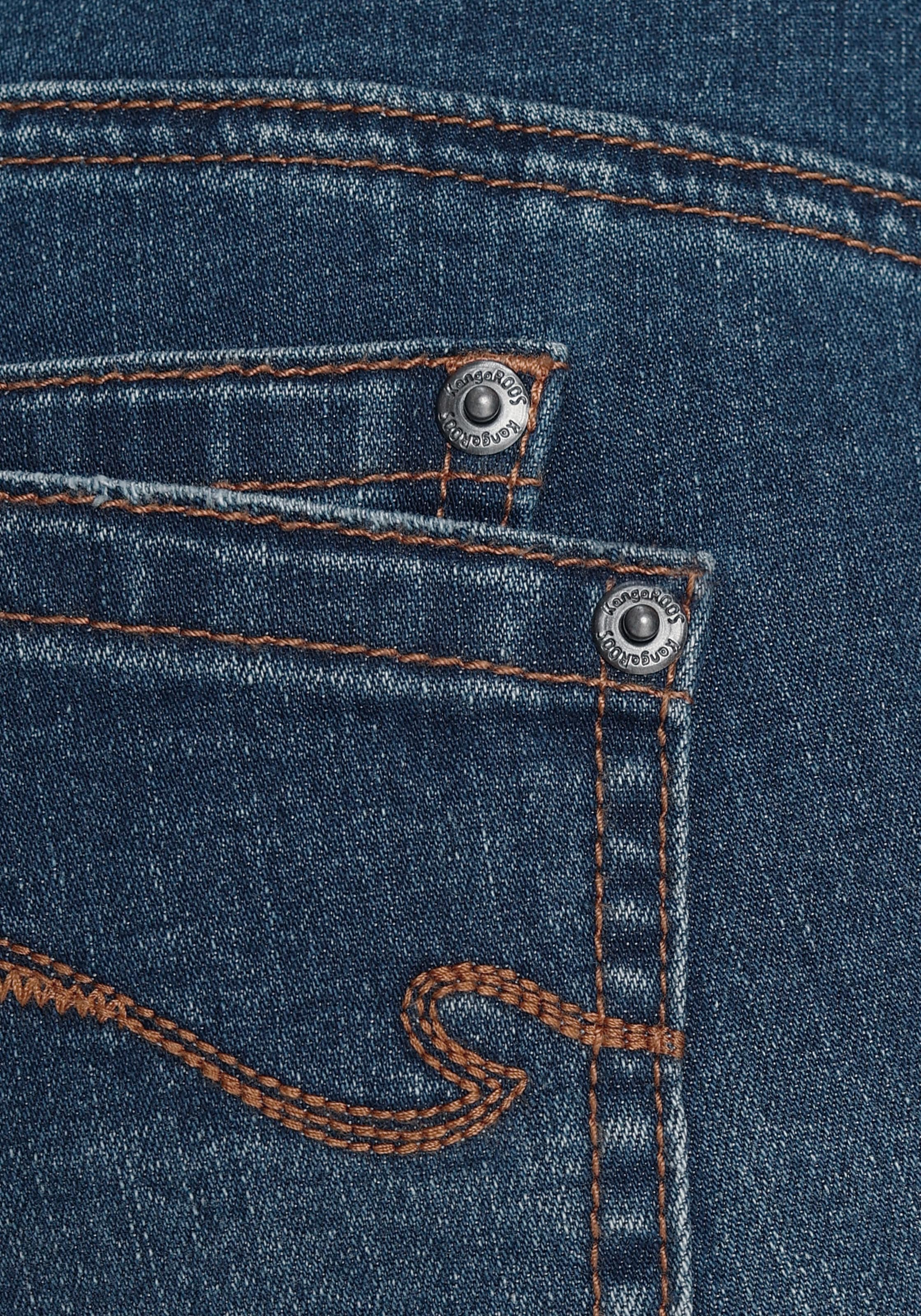 KangaROOS Jeanshotpants , kurze Schnittform,  mit Destroyed-Effekten,  klassische Leibhöhe