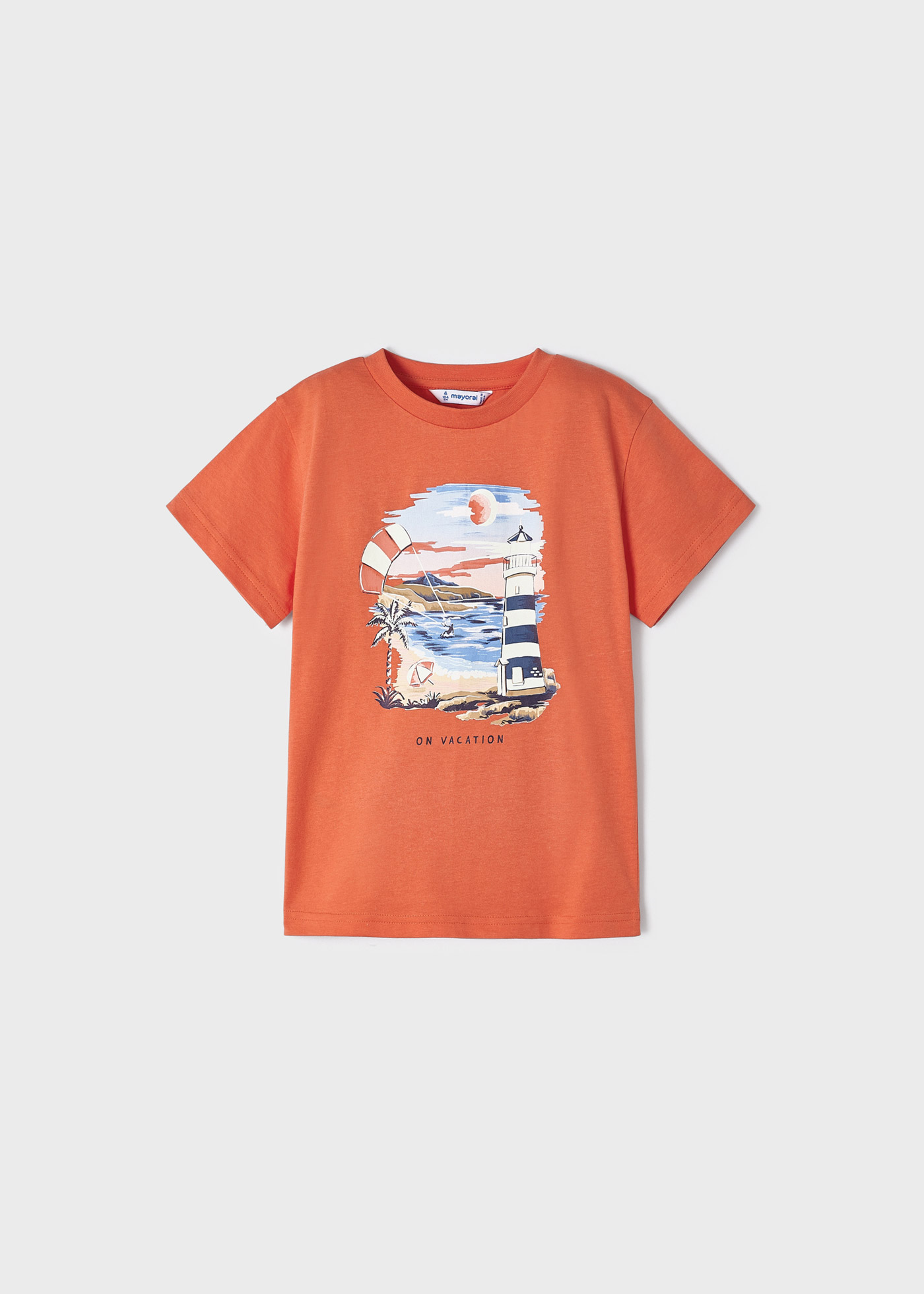 Camiseta infantil com estampa interativa, feita de algodão sustentável.