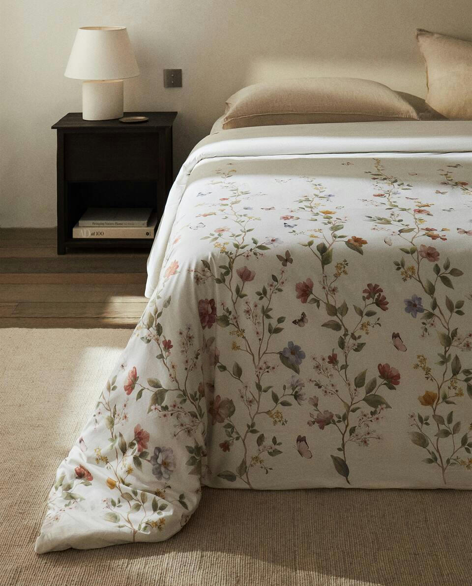 CAPA DE EDREDOM COM ESTAMPA DE FLORES E BORBOLETAS