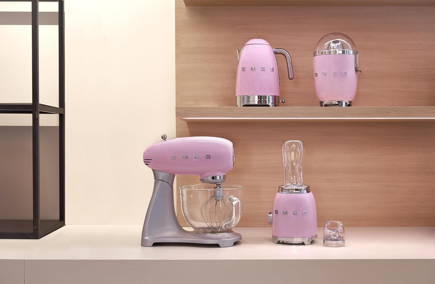 Smeg, Robot Pâtissier SMF02BLEU, 10 Niveaux de Vitesse, Fonction Mise en Marche Progressive, Bol 4,8 L, Verrouillage Moteur de Sécurité, Batteur Plat, Crochet et Couvercle Fournis, 800W, Noir