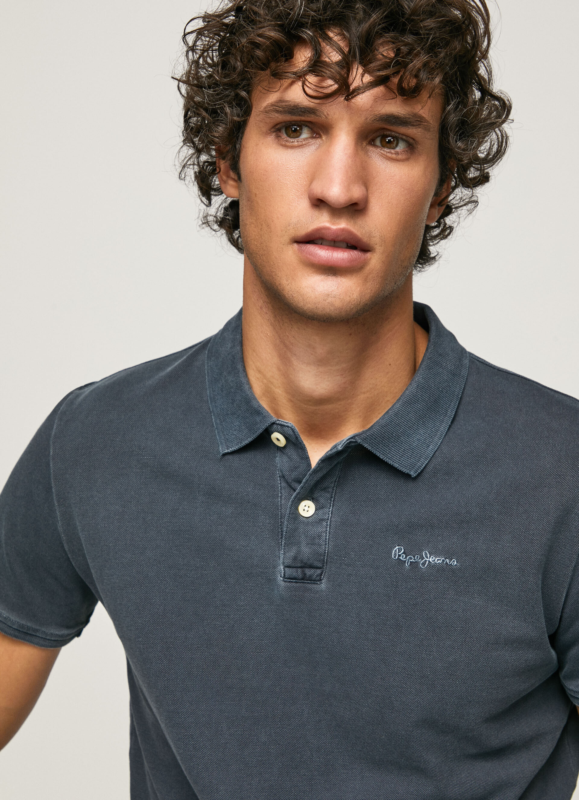 Camisa polo piqué com logotipo bordado - azul dulwich
