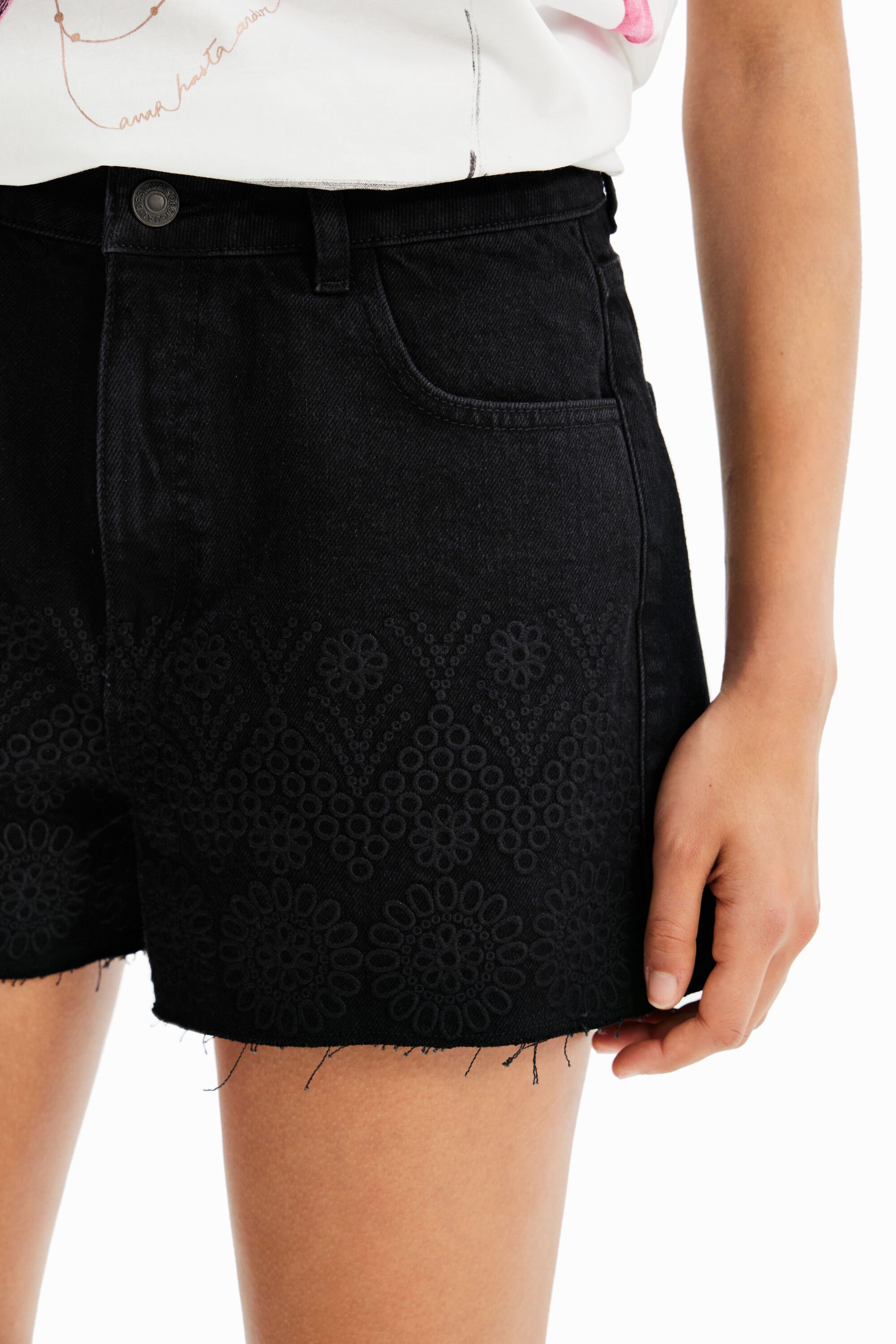 Short en jean brodé