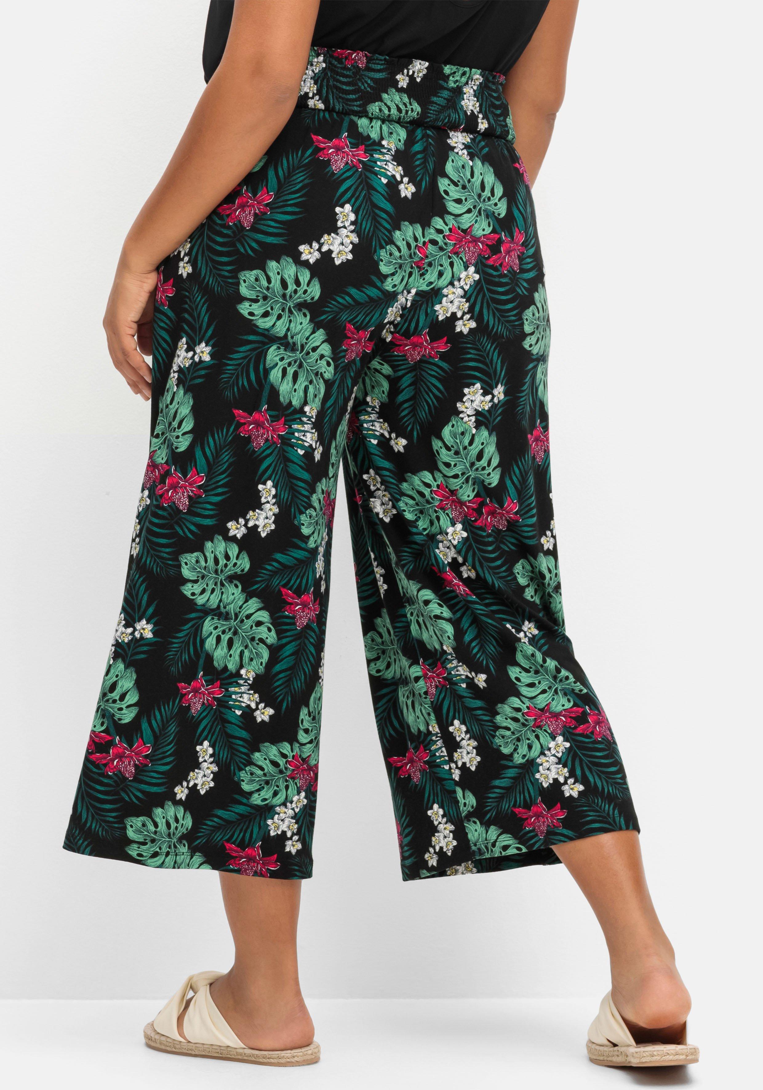Sommerhose mit tropischem Print, in Culotte-Form