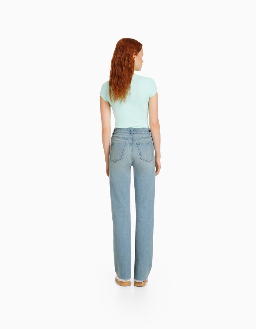 Calça jeans reta confortável com fenda lateral