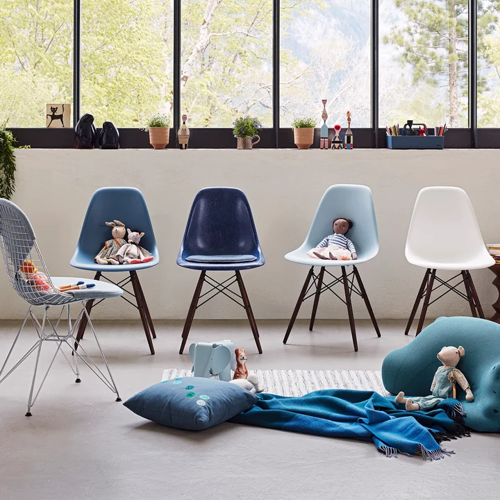 Vitra - Eames Fiberglass Side Chair DSW, Ahorn schwarz / Eames raw umber (Filzgleiter basic dark)