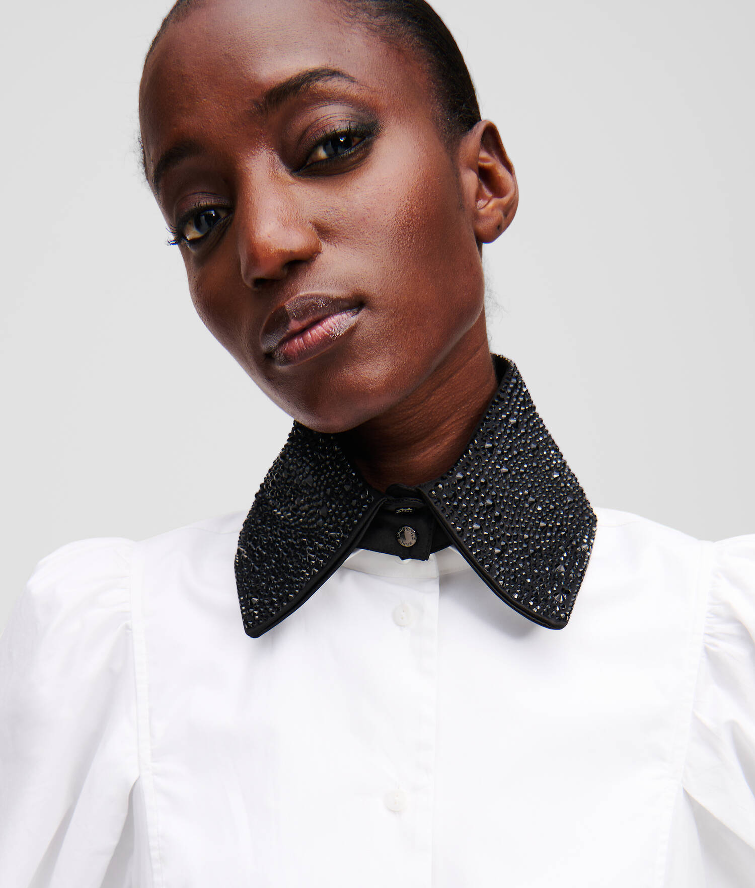COL EN STRASS SÉLECTIONNÉ PAR HUN KIM - Embellissement noir