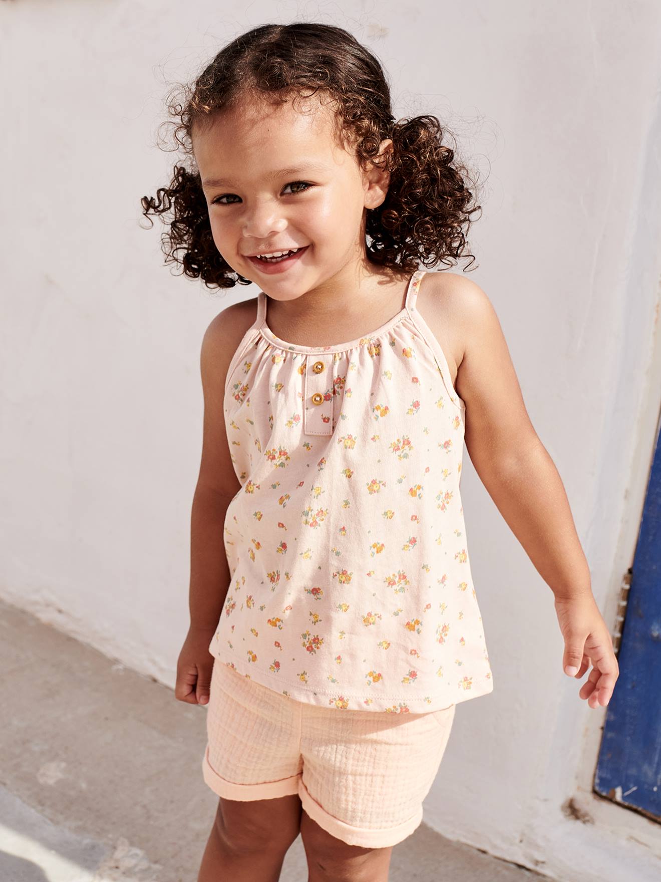 Calções de bebé com cintura elástica em chiffon de algodão liso cor laranja claro.