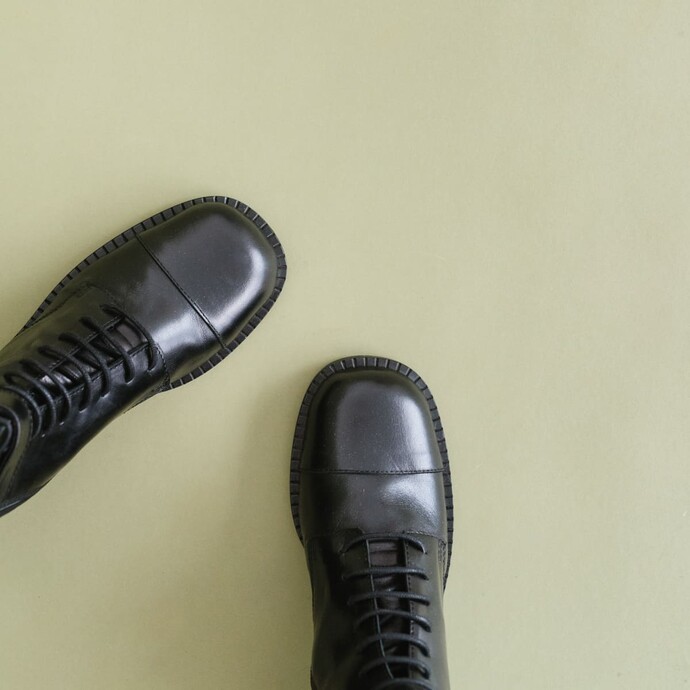Bottines à boucles et lacets  en cuir noir