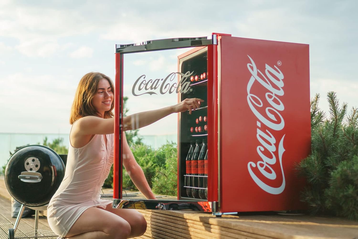 CUBES Coca Cola Kühlschrank 115L | Getränkekühlschrank groß mit Glastür, perfekt für Partys & Gewerbe | Energieeffizient, 84,5 cm hoch, 104 kWh/Jahr - Flaschenkühlschrank groß