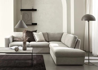 Lean højrevendt hjørnesofa med pufafslutning